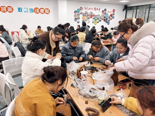 养生精油 非遗织锦 解锁节日新玩法